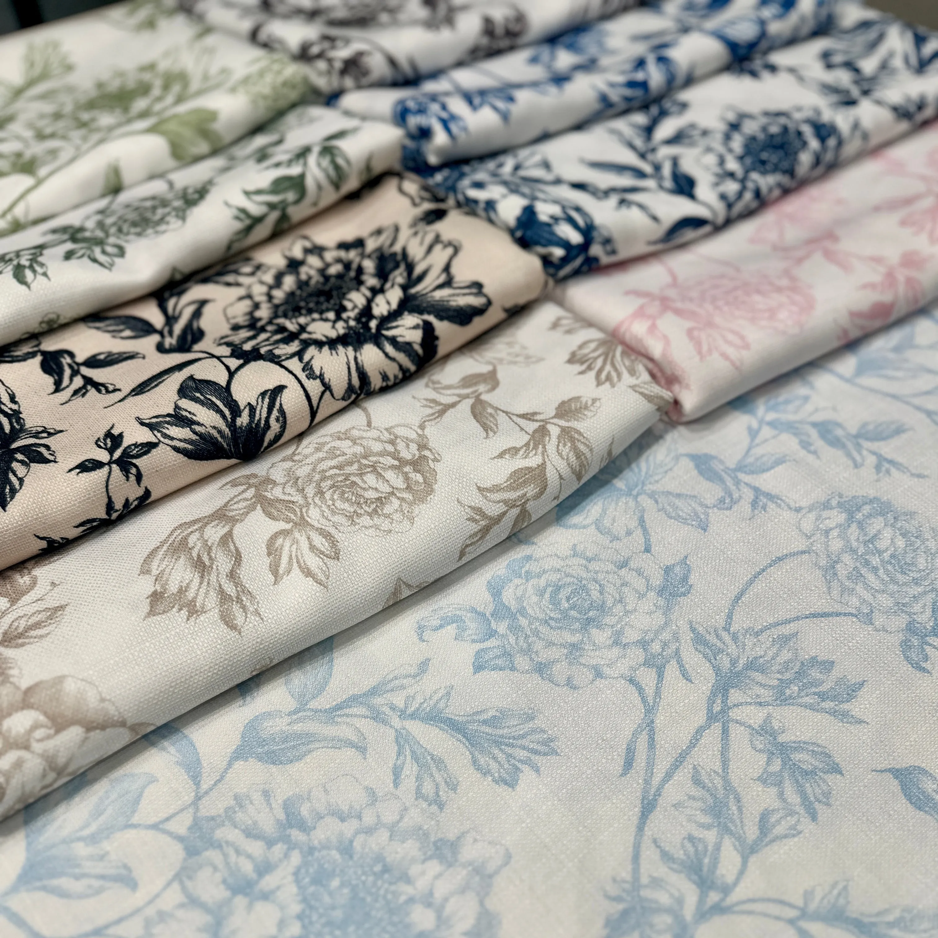 Artistry Bloom Table Linen in Navy