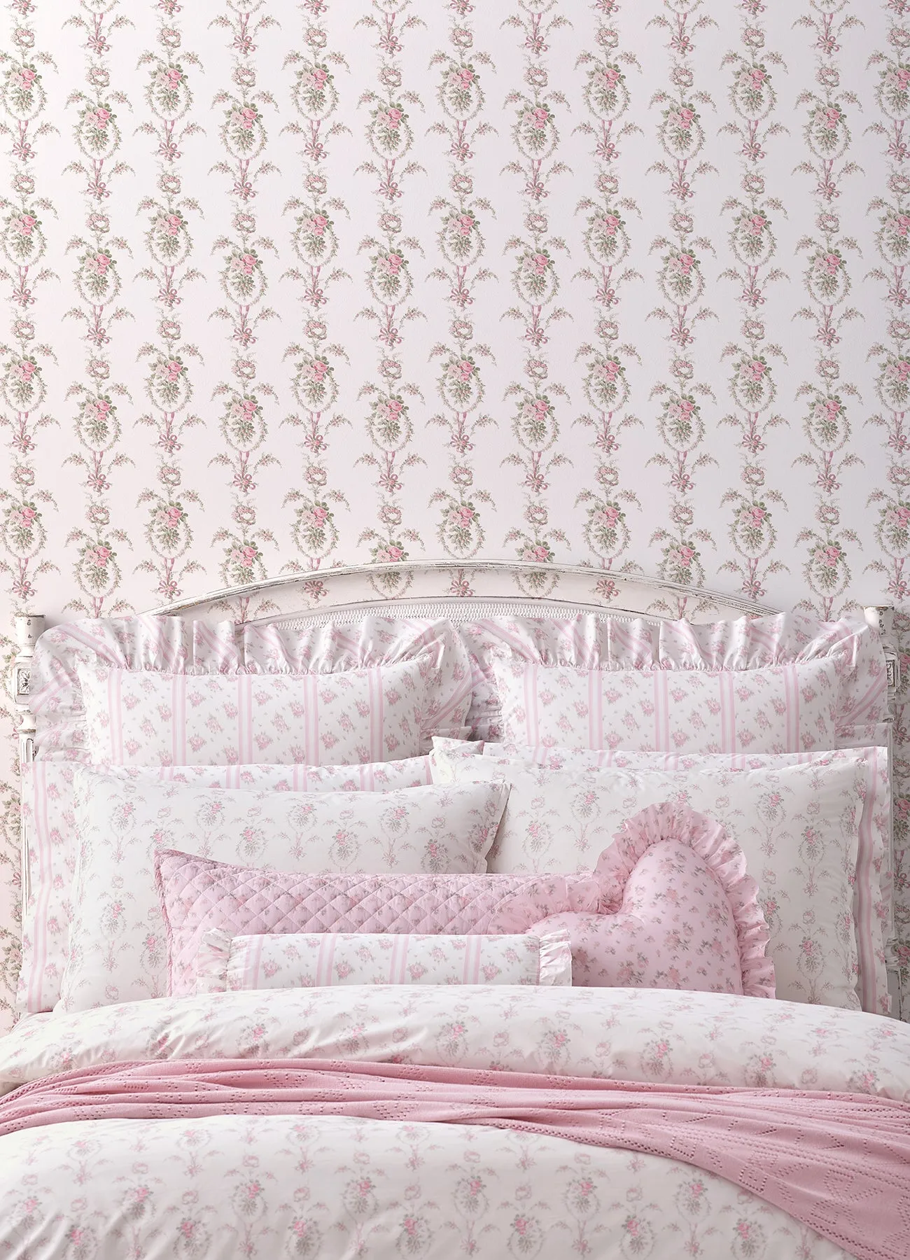 Rose Cheeks Party Floral Cluster Wallpaper