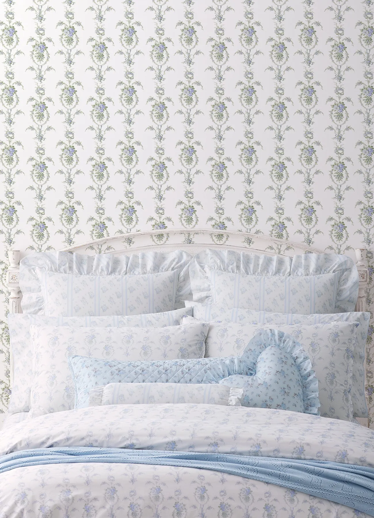 Rose Cheeks Party Floral Cluster Wallpaper